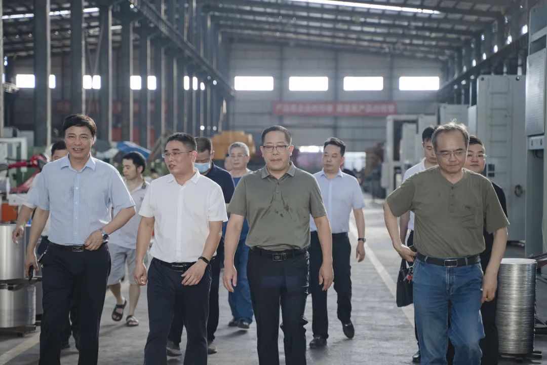 衡東縣縣委副書記、縣長對朝陽集團自動化生產(chǎn)線進行視察